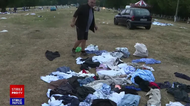 Munți de gunoaie după serbările câmpenești organizate de Sfânta Maria Mare. „Așa e în fiecare bâlci. E dezastru”