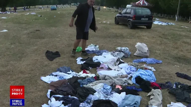 Peisaj dezolant după Sfânta Maria: unii aruncă gunoaie, alții scormonesc prin ele. Vânzătorii au lăsat în câmp marfa rămasă