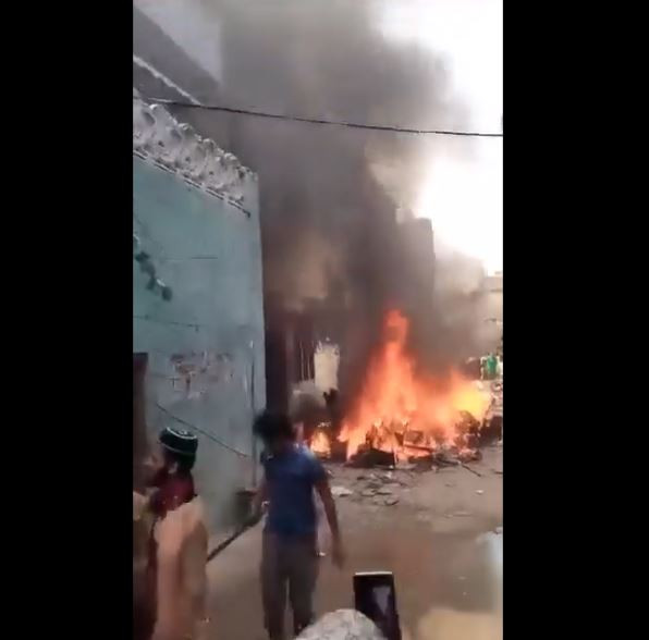 Biserici incendiate de musulmani în Pakistan. Casele a zeci de creștini au fost vandalizate | VIDEO
