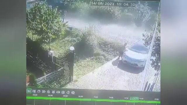 Un bărbat din Bacău ar fi dat intenționat cu mașina peste o vecină și l-ar fi lovit cu pumnul în față pe soțul ei