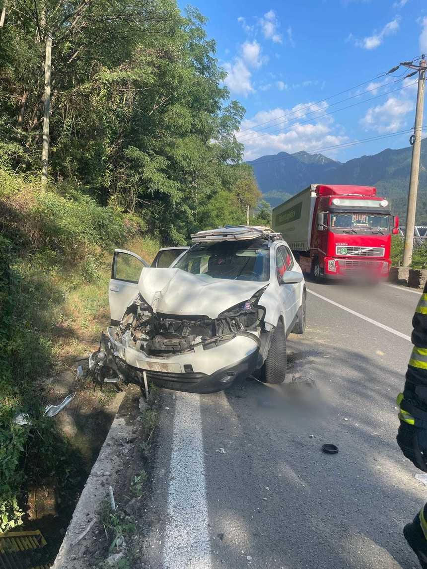 Trei copii au fost răniţi după ce mașina în care se aflau a intrat într-un cap de pod, pe DN 7