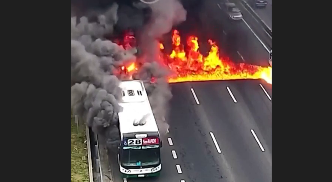 Momentul în care au autobuz plin cu călători este cuprins de flăcări pe o autostradă din Buenos Aires. VIDEO viral