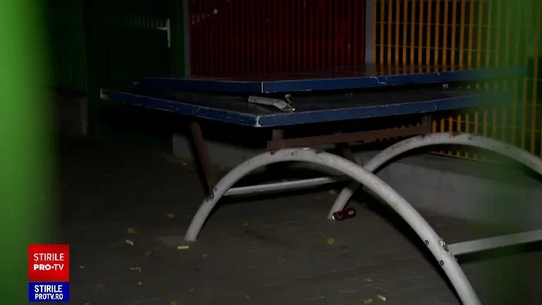 Accident într-un parc din București. O fată a ajuns la spital, după ce o masă de ping-pong s-a rupt și i-a căzut pe picior