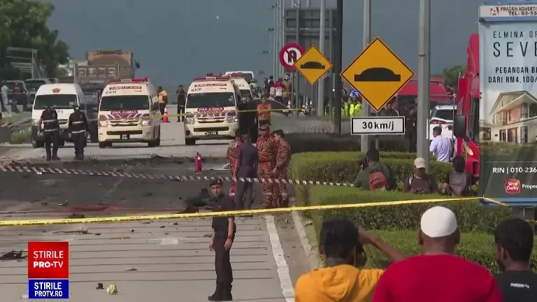 Un avion s-a prăbușit pe o autostradă din Kuala Lumpur. Bilanțul victimelor | VIDEO