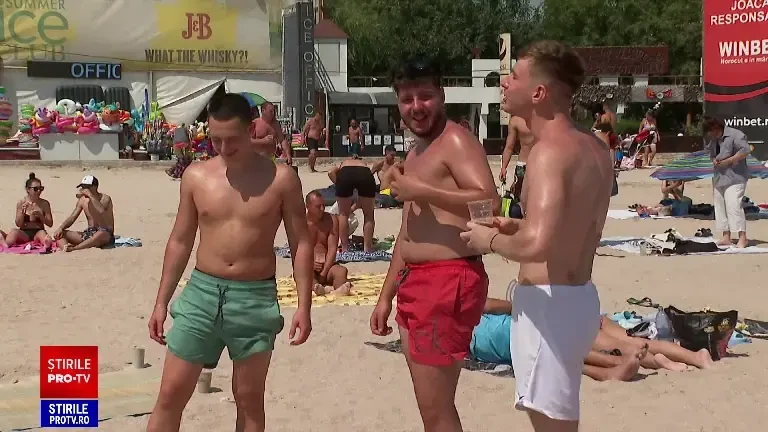 Peste 1.000 de turiști au fost amendați pentru că au ascultat muzică tare în boxe, pe plaja din Costinești