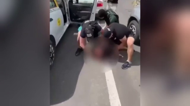 Ce au găsit polițiștii în locuințele unor traficanți de droguri, după ce i-au prins în flagrant. VIDEO