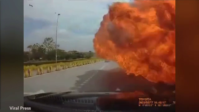 Momentul în care s-a prăbușit avionul peste o autostradă. Au murit toți pasagerii, alături de un șofer și un motociclist