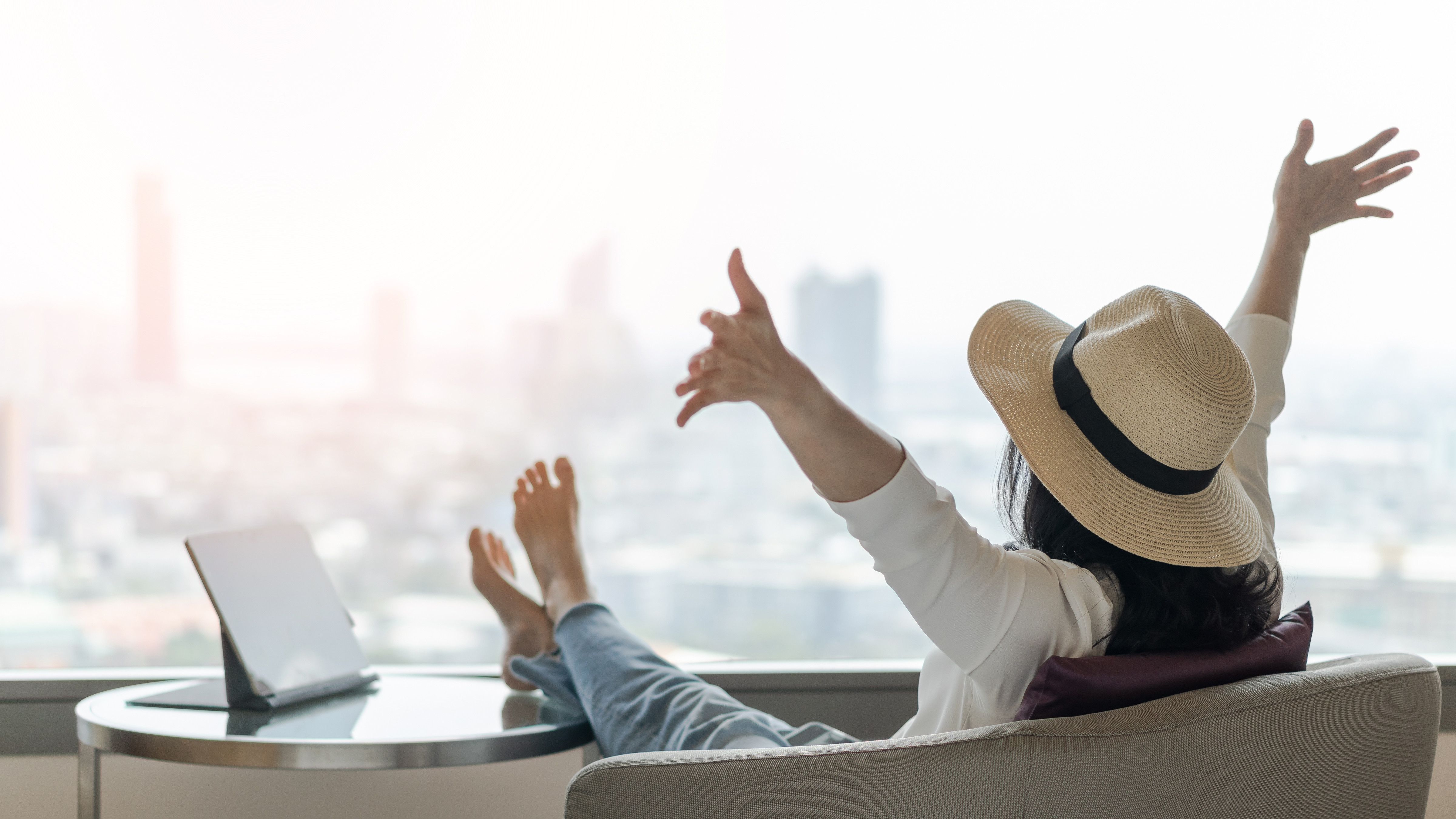 Angajații români își aglomerează vacanțele pe timpul verii. 6 din 10 angajați prioritizează odihna