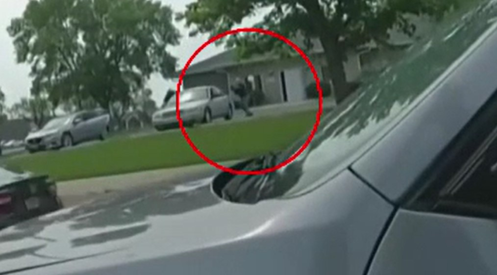 Momentul în care un individ deschide focul asupra unor polițiști veniți să ancheteze un accident auto. Un om al legii a murit