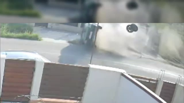 Momentul accidentului înfiorător în care a murit un copil de 1 an. Era ținut în brațe de mama lui, pe bancheta din spate