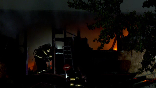 Un bătrân din Suceava s-a autoincendiat în propria casă, supărat că fiicele lui din străinătate nu îl mai caută