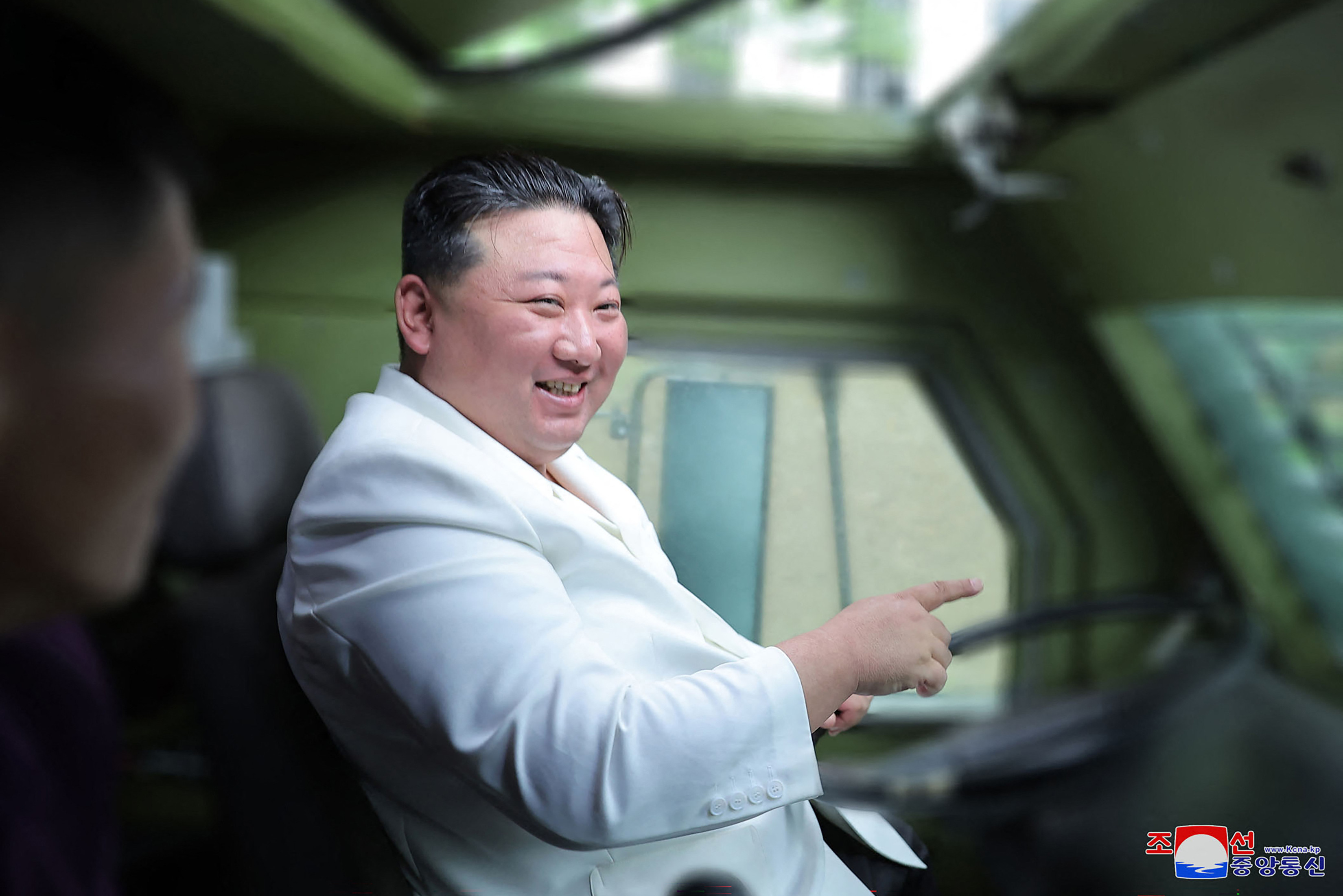Kim Jong Un, apariție de senzație pe „insula comorilor”. Liderul nord-coreean, ținută fashion în fața supușilor. GALERIE FOTO