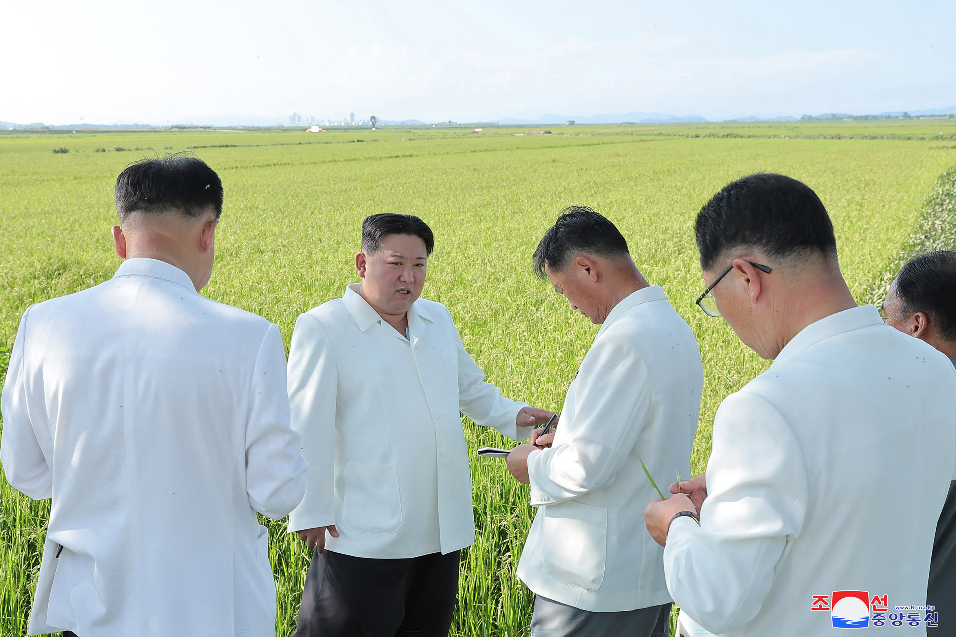 Kim Jong Un, îmbrăcat în alb în vizită în fermele afectate de furtuna tropicală care a lovit Coreea de Nord. FOTO