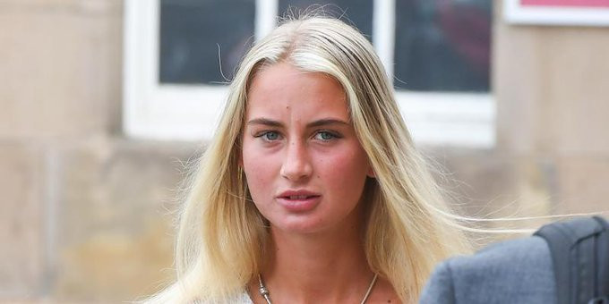 O fată de 21 de ani s-a deghizat în bărbat pentru a săruta o adolescentă. Cum și-a motivat gestul