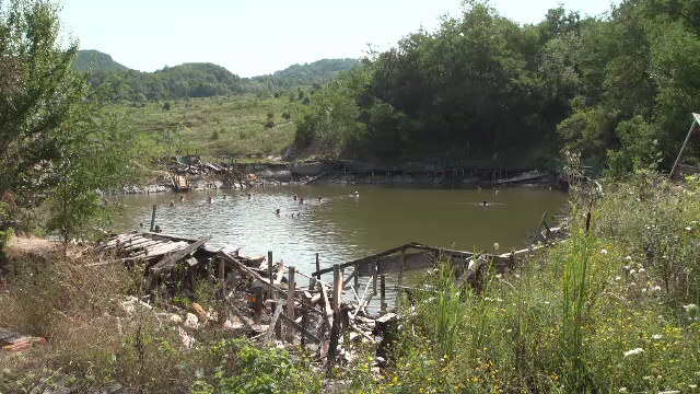 Băile Telega au ajuns o ruină care pune în pericol mare viețile celor care încă se scaldă acolo. Explicațiile autorităților