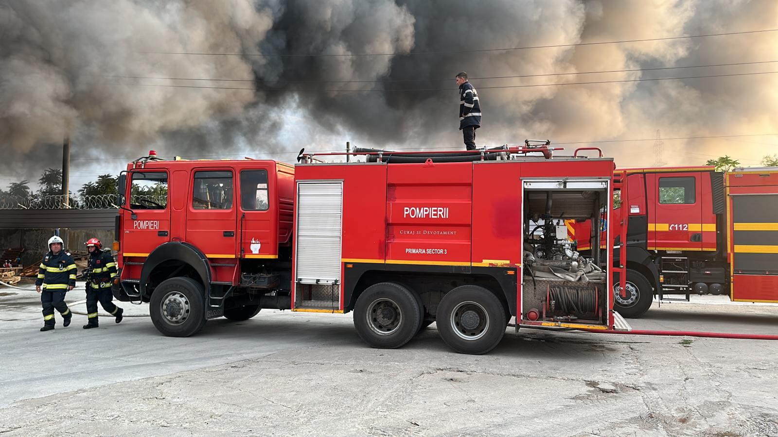 Incendiu la un depozit de mase plastice şi carton din Glina. A fost emis mesaj Ro-Alert