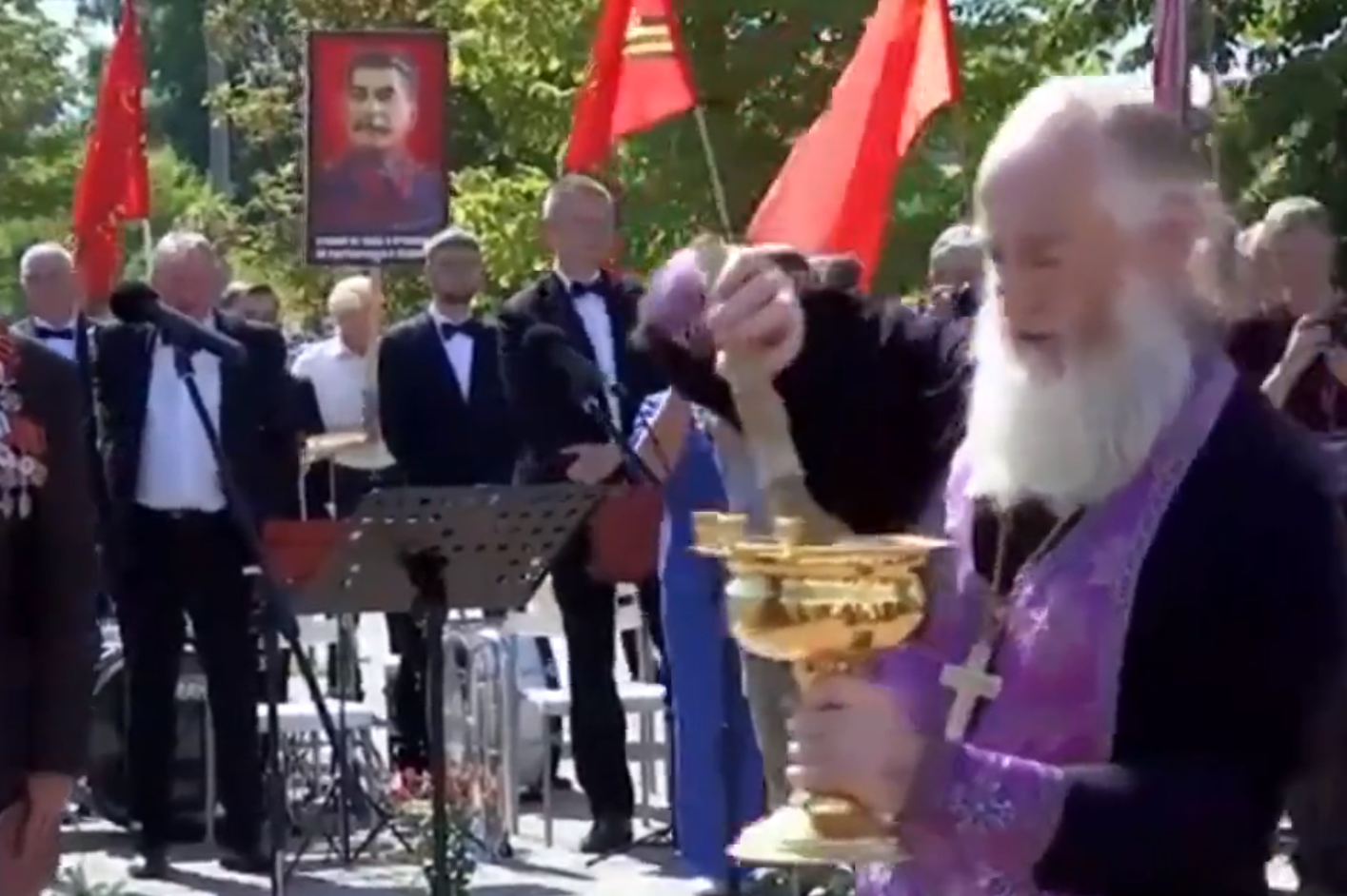 Ce spune Biserica Ortodoxă după ce mai mulți preoți au binecuvântat o statuie a lui Stalin VIDEO