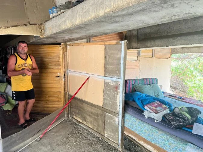 Povestea românului care trăiește sub un pod în Italia. „Toți vorbesc, dar nimeni nu mă ajută”