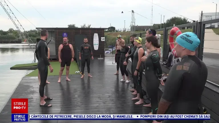 „Ai un boost minunat”. Pasionați de mișcare din Sibiu înoată în zori pentru a avea o zi plină de energie