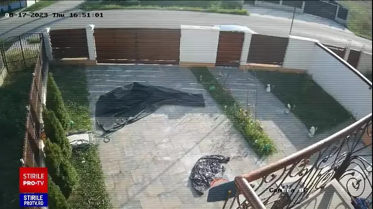 Copilul de 1 an, ținut în brațe de mamă în mașină, a murit pe loc după ce a fost proiectat prin lunetă