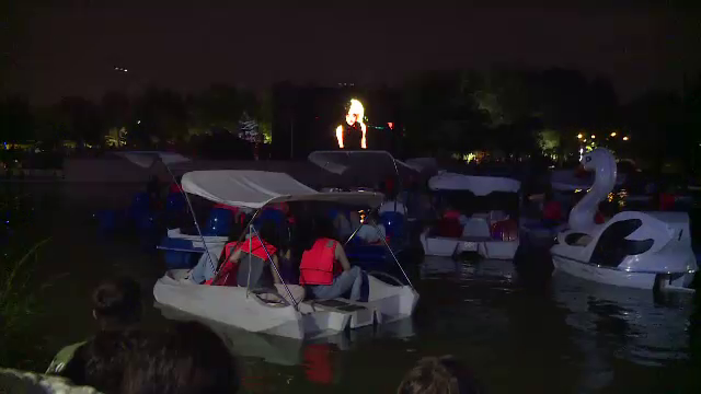 Parcul Drumul Taberei din Capitală s-a transformat într-un cinema în aer liber. Spectatorii au stat în bărci pe lac