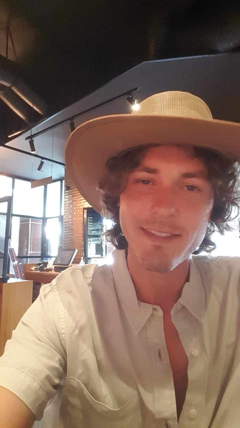 Un tânăr de 26 de ani a fost înjunghiat mortal într-un bar. Atacatorul s-a făcut apoi nevăzut. Unde a fost găsit de polițiști