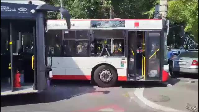 Două autobuze s-au ciocnit în centrul orașului Pitești. Unul dintre șoferi a ignorat semaforul
