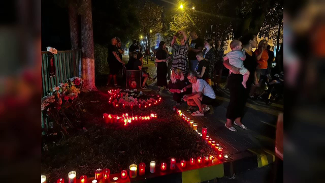 Altar de flori în fața Maternităţii din Botoşani, în memoria gravidei de 26 de ani care a murit în spital