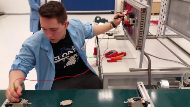 Învățământul dual prinde tot mai bine în România. Cum își asigură copiii un loc bun de muncă chiar din liceu