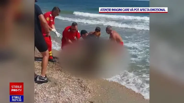 Turistul care a sărit în mare să salveze un copil și pe tatăl acestuia, adus de ape mort la mal. Steagul roșu a fost coborât