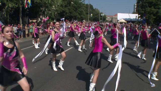 Weekend plin de culoare la Carnavalul Florilor de la Debrețin. Pe străzi au defilat dansatoare și care alegorice