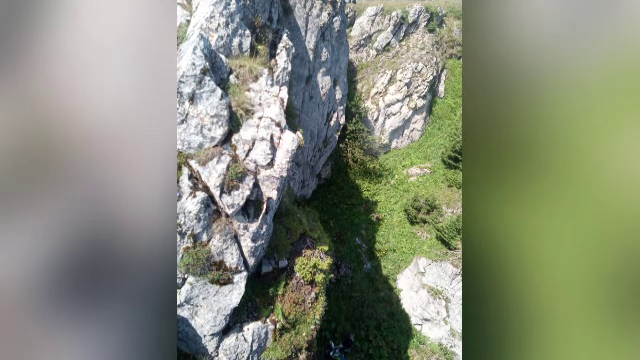 Un tânăr a supraviețuit după ce a căzut cu motocicleta într-o râpă din Munții Rarău