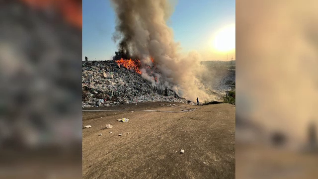 Incendiu violent la Galați. Un depozit de gunoaie a luat foc din cauza caniculei