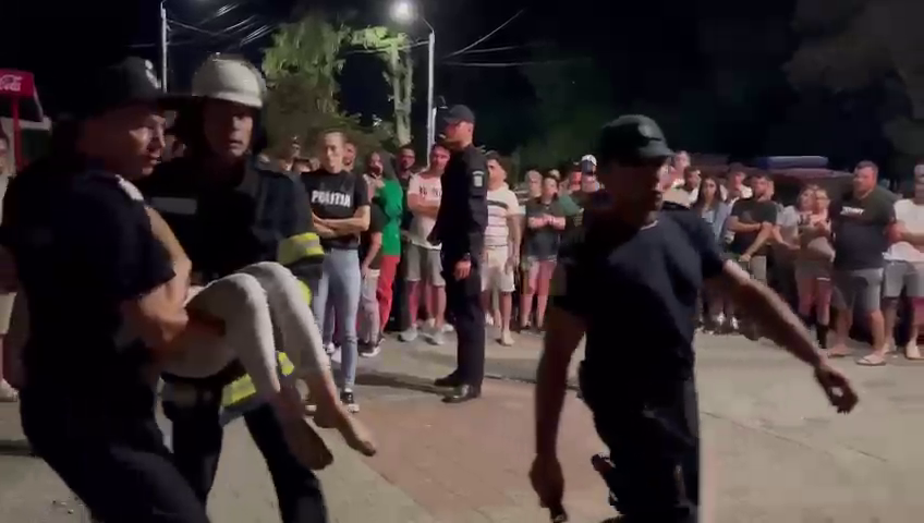 Ce mesaj i-a trimis soțului ei femeia care și-a aruncat copiii de 2 și 3 ani de la balcon, în Botoșani