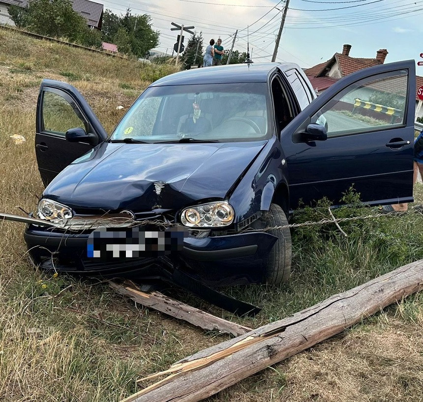 Urmărire ca în filme, încheiată într-un stâlp. Ce a pățit un șofer băut care gonea pe străzile din Neamţ