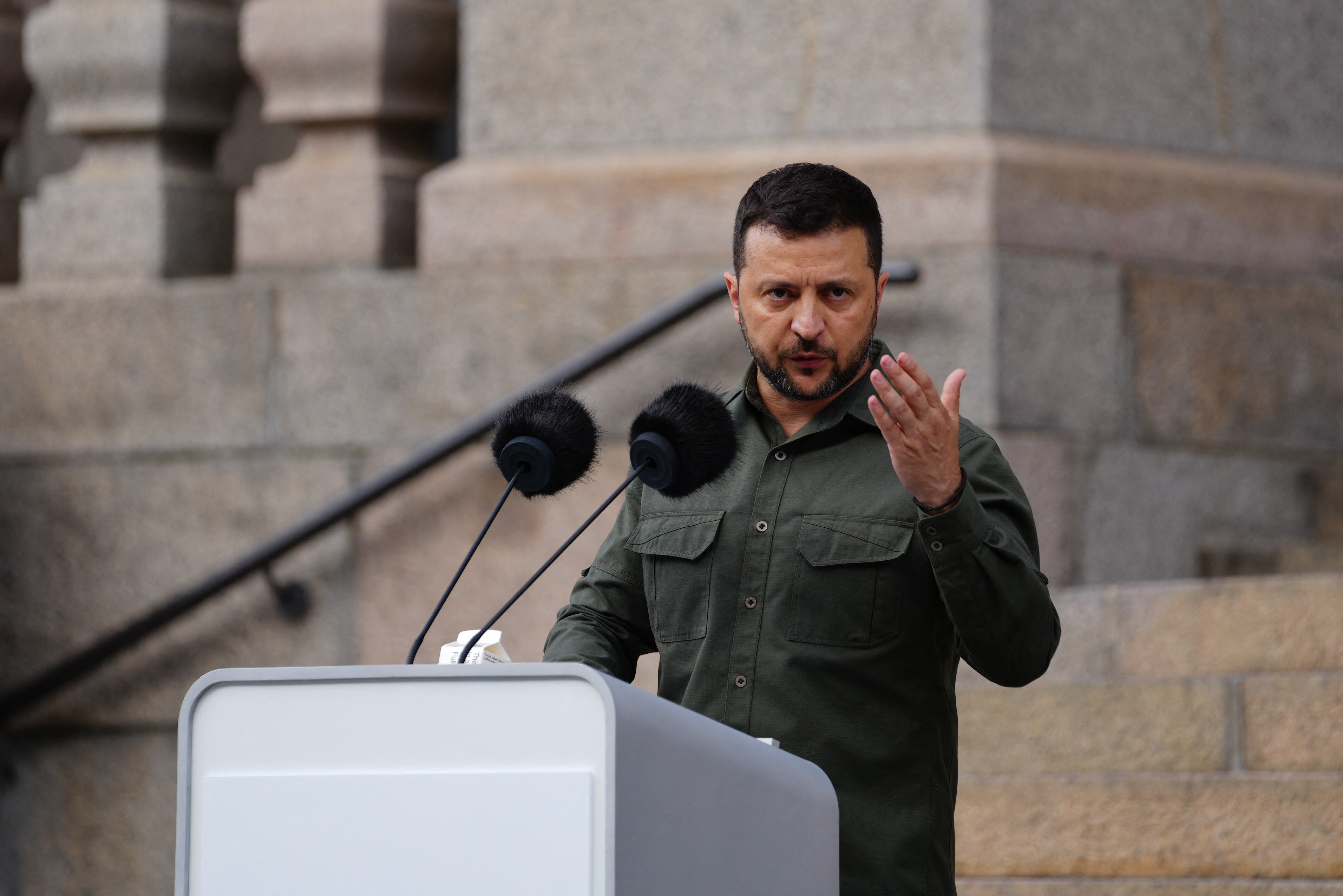 Zelenski salută „poporul liber” ucrainean de Ziua Independenţei, în timp ce Ucraina intră într-a 19-a lună de război cu Rusia