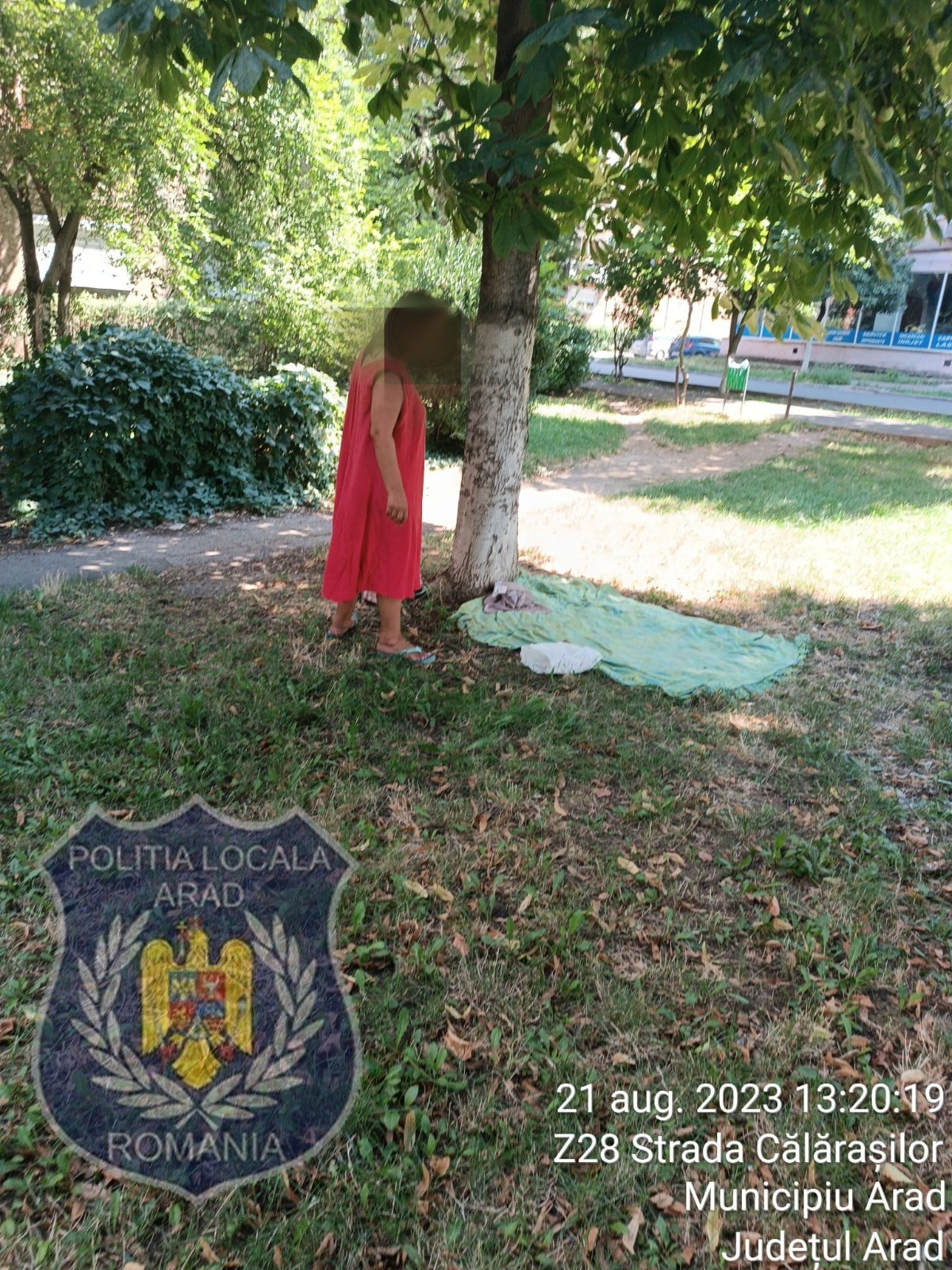 O femeie de 49 ani care stătea goală la soare într-un parc, reclamată de trecători | FOTO