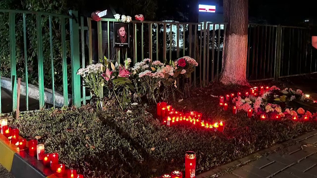 Lacrimi la înmormântarea Alexandrei, tânăra gravidă care a murit la Maternitatea din Botoşani. A fost stabilită cauza morții