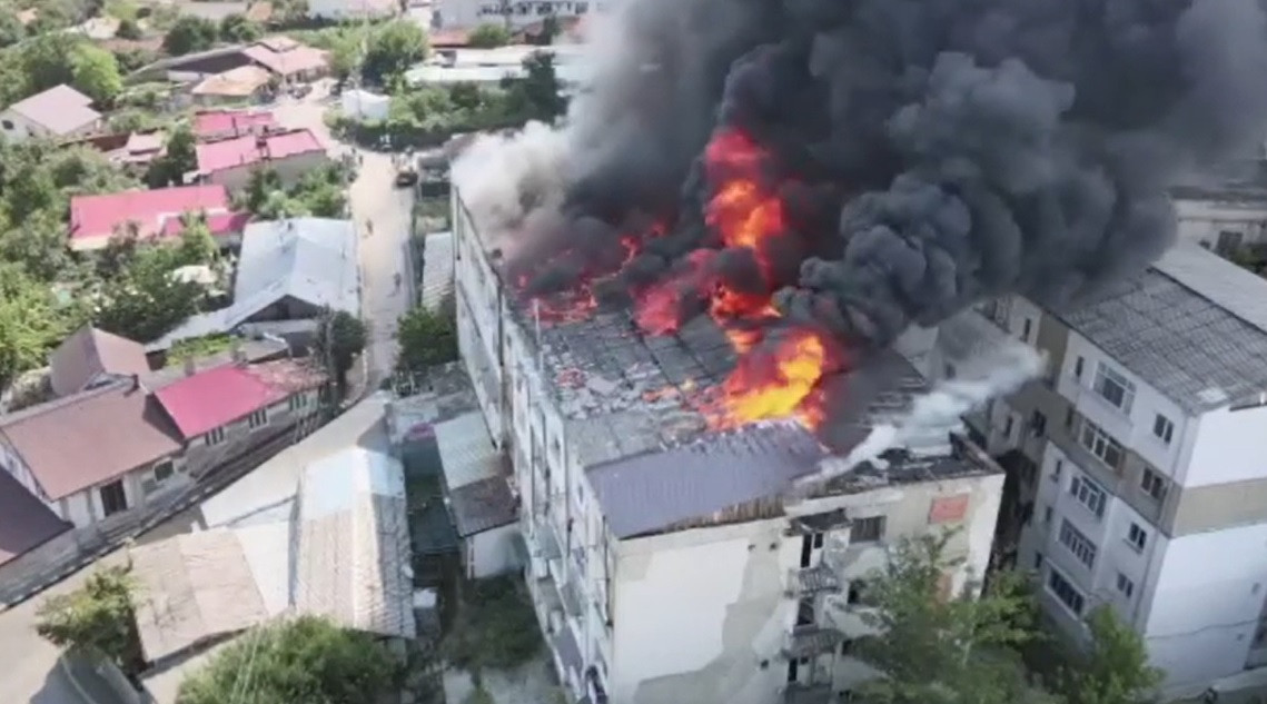 Un bloc a ars ca o torță în Huși. Focul s-a extins rapid din cauza lucrurilor depozitate de locatari