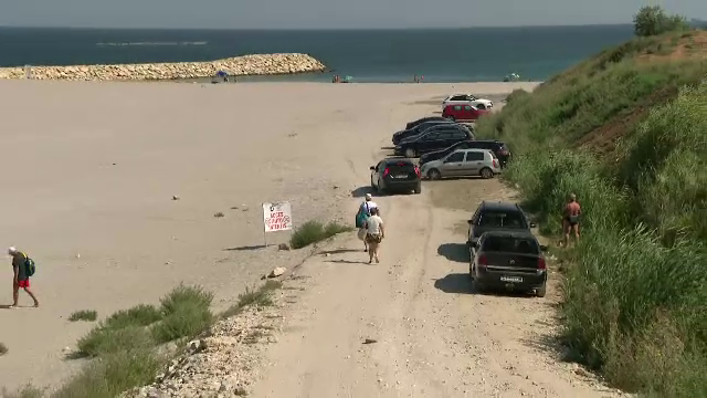 Turiștii și-au parcat mașinile pe nisip, în Eforie Sud. Amenzile pot ajunge până la 20.000 lei