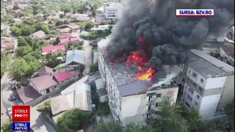 Un bloc a ars ca o torță în Huși. Focul s-a extins rapid din cauza lucrurilor depozitate de locatari