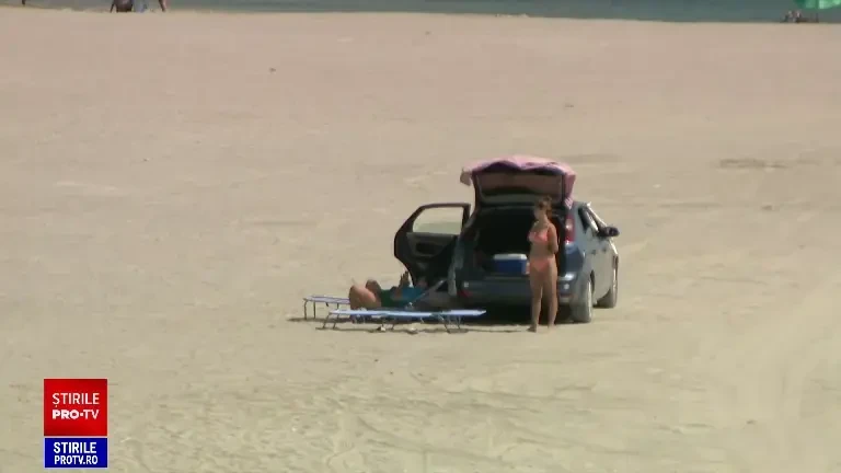 Turiștii și-au parcat mașinile pe nisip, în Eforie Sud. Amenzile pot ajunge până la 20.000 lei