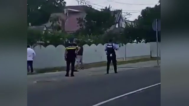 Focuri de armă în Vaslui. Polițiștii au intervenit în forță pentru a opri o reglare de conturi: ”Văleu, trage poliția!”