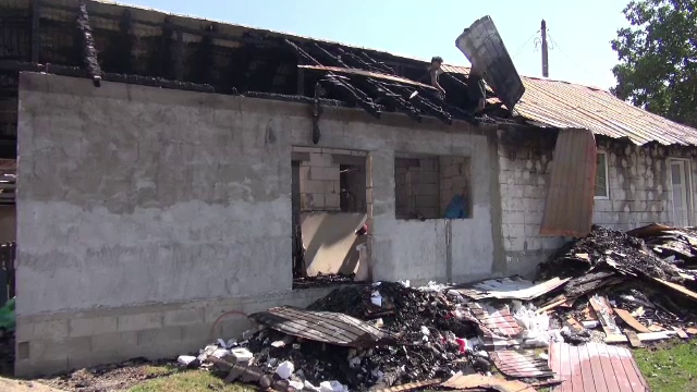 Tragedie pentru o mamă cu trei copii din Dărmănești. Familia a rămas pe drumuri după ce un incendiu le-a mistuit locuinţa