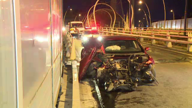 Un tânăr și-a făcut praf mașina pe podul Basarab din București. Ar fi avut viteză și a pierdut controlul volanului