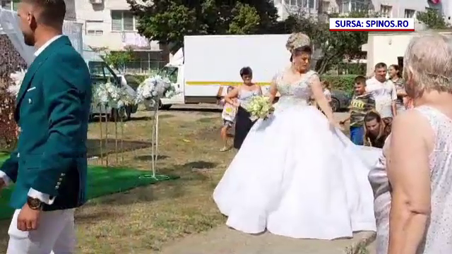 Nuntă la Bârlad: cort, decorațiuni și mese întinse printre blocuri, cu manele și dedicații urlate. Cum s-a terminat