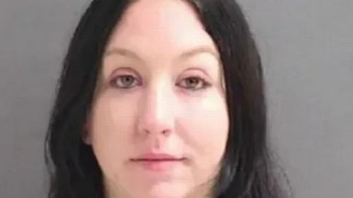 O femeie este acuzată că otrăvea cu spray pentru gândaci băuturile bărbaților cu care se întâlnea