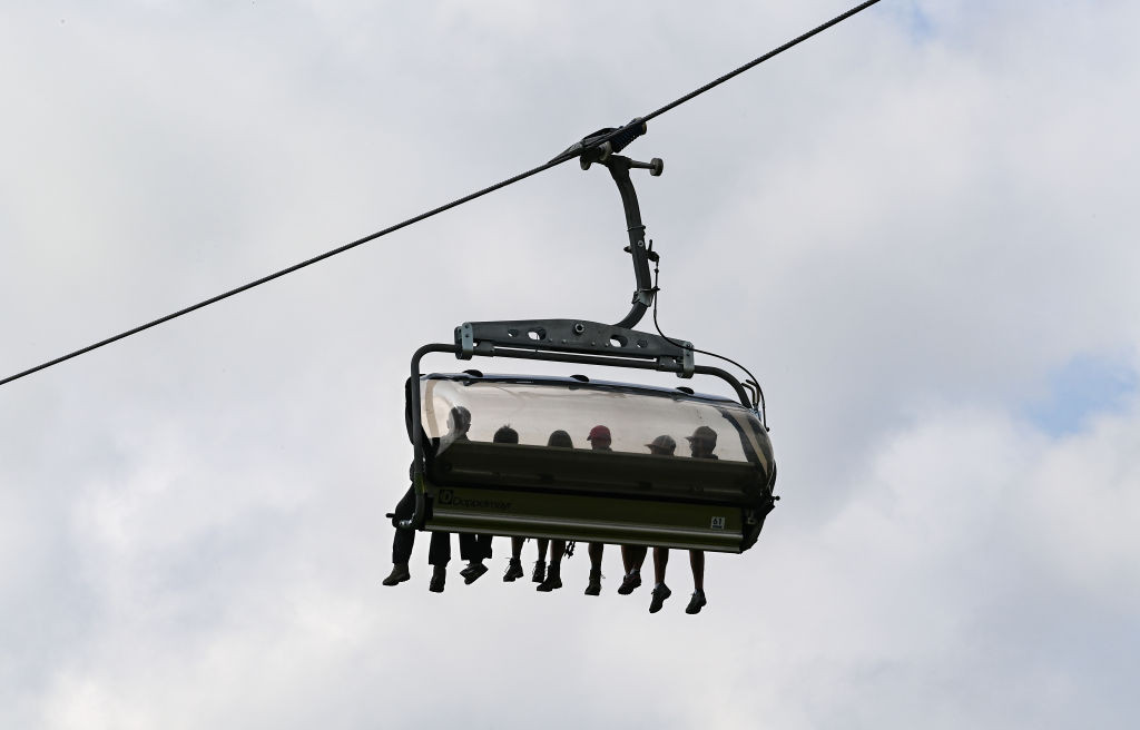 Copii blocați în telecabină, alături de profesorul lor, la 274 de metri înălțime, în Pakistan. Au fost salvați după 15 ore