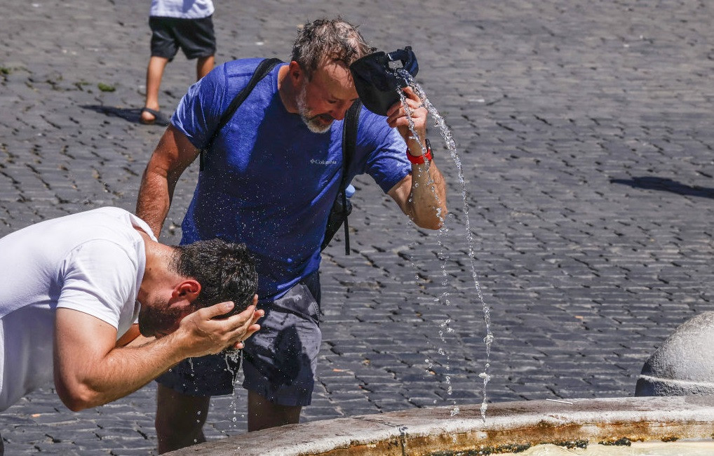 Canicula poate fi fatală. La ce simptome trebuie să fim atenți și cum ne putem feri de temperaturile extreme