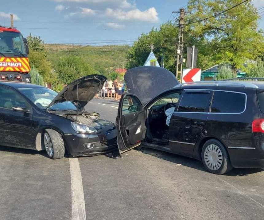 Opt persoane, între care patru copii, au ajuns la spital după ce două autoturisme s-au ciocnit
